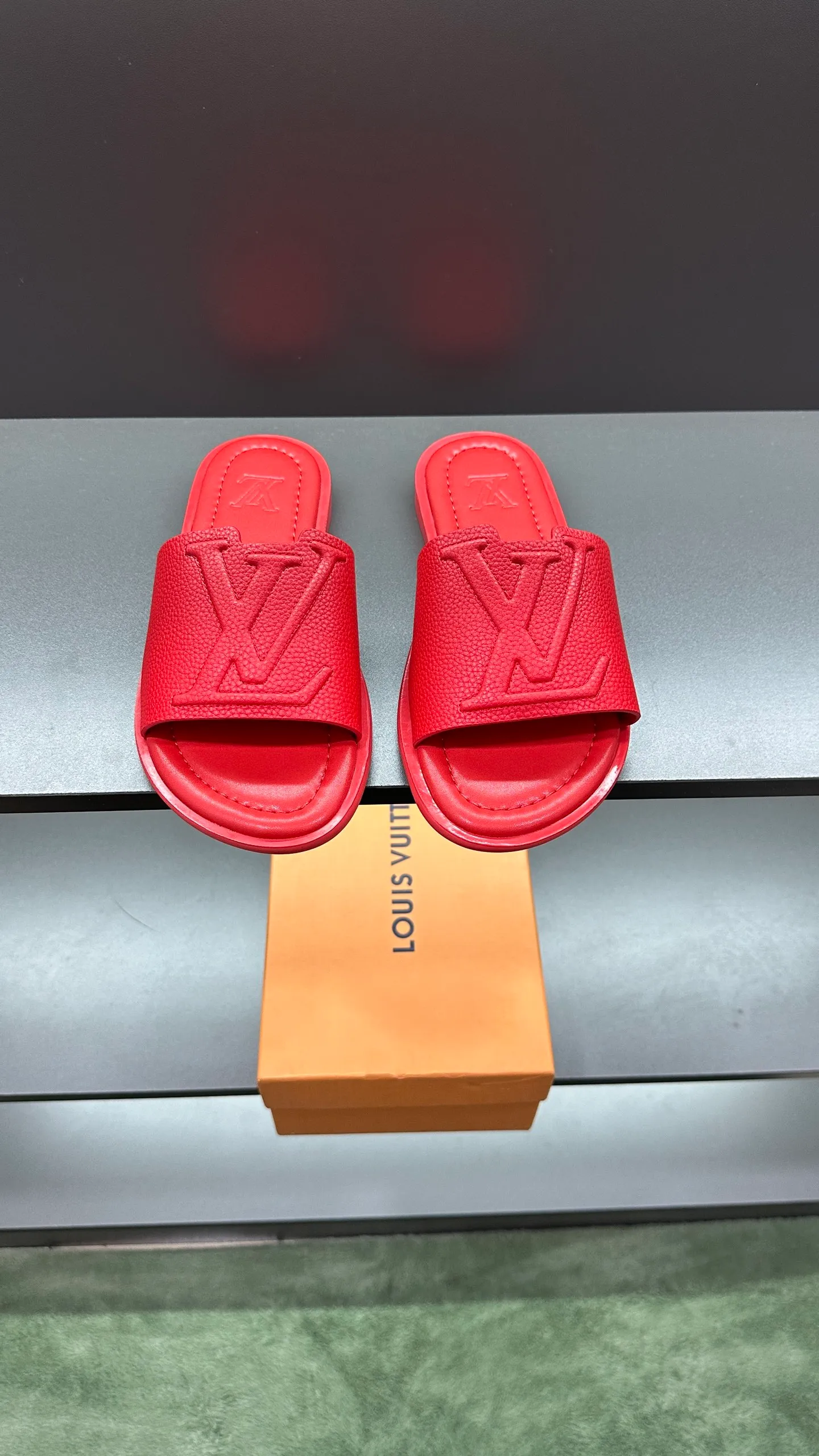 P280 🔍Top purchasing agent LV men's spring and summer slippers counter synchronized. The uppers are made of cowhide fabric imported from Italy, with logo graphics and high-quality craftsmanship. The soles are: original soles specially provided by the original factory. Exclusive molded soles are super comfortable. Original factory follow-up orders. 🔍🔍High quality. You can enter and exit the counter at will. Welcome to compare. Size 38-45